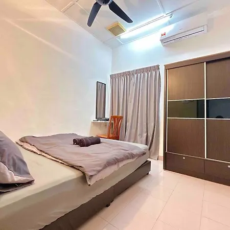 Taman Universiti Three Bedrooms 6-10Pax Utm, Skudai Exterior photo