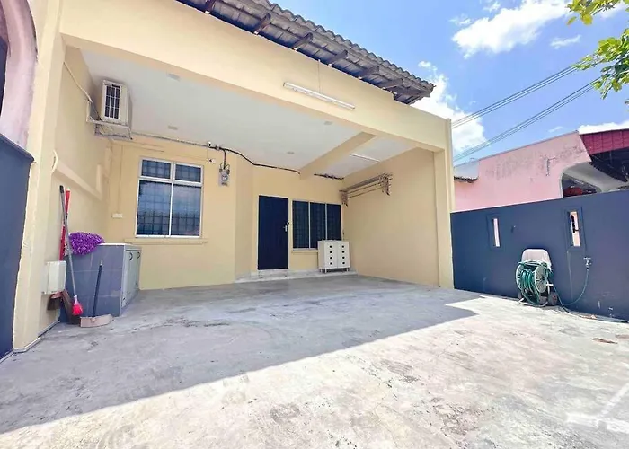 Taman Universiti Three Bedrooms 6-10Pax Utm, Skudai