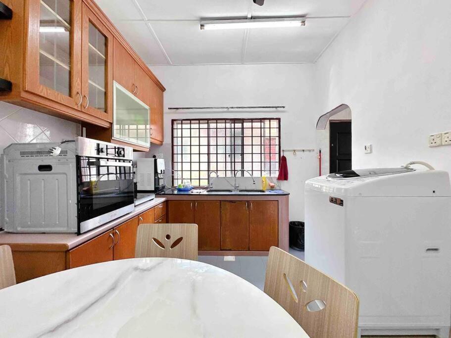 Taman Universiti Three Bedrooms 6-10pax Utm, *