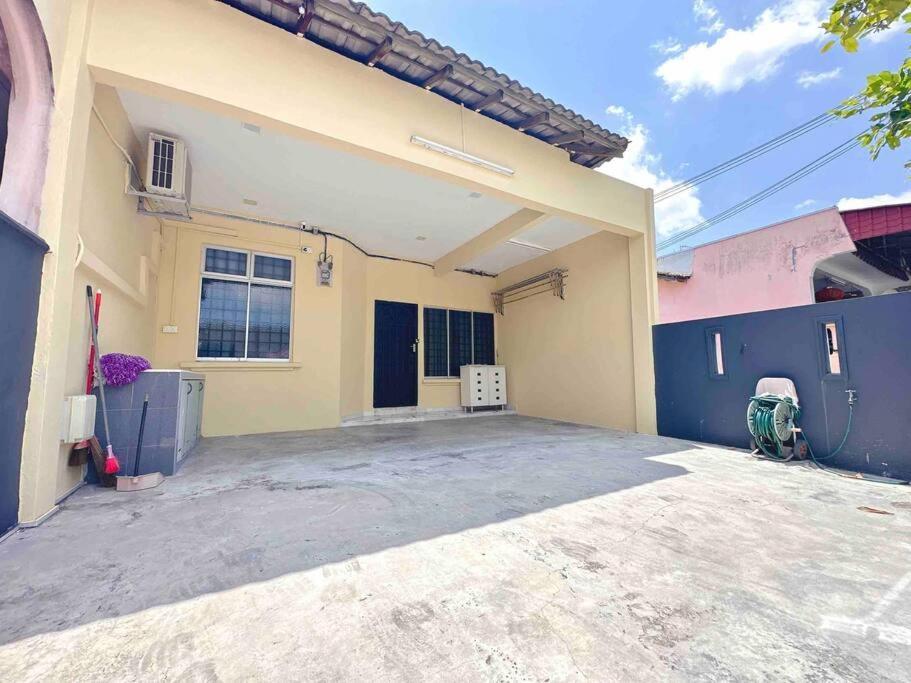 Holiday home Taman Universiti Three Bedrooms 6-10pax Utm, *