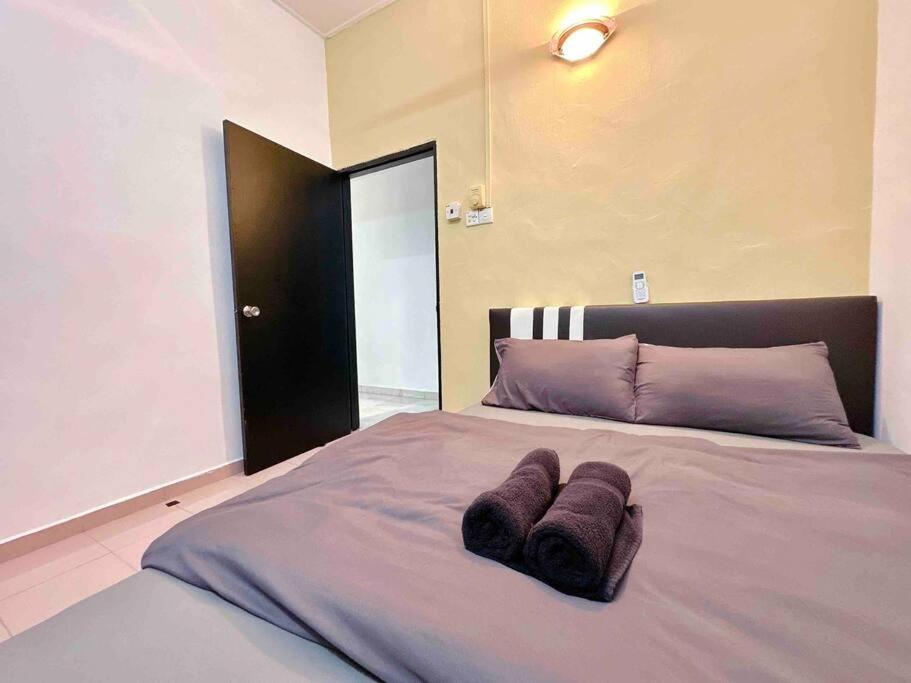 Taman Universiti Three Bedrooms 6-10pax Utm, Skudai