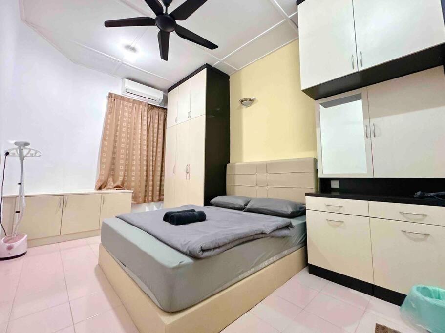 Taman Universiti Three Bedrooms 6-10pax Utm,