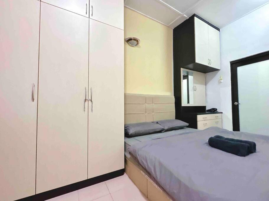 Holiday home Taman Universiti Three Bedrooms 6-10pax Utm,