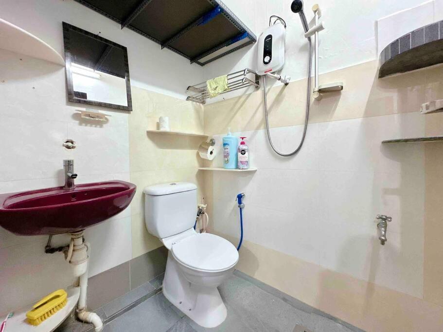 Taman Universiti Three Bedrooms 6-10pax Utm, Holiday home Skudai