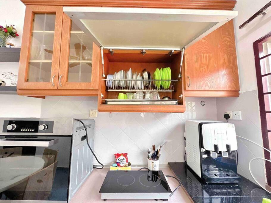 Holiday home Taman Universiti Three Bedrooms 6-10pax Utm, *