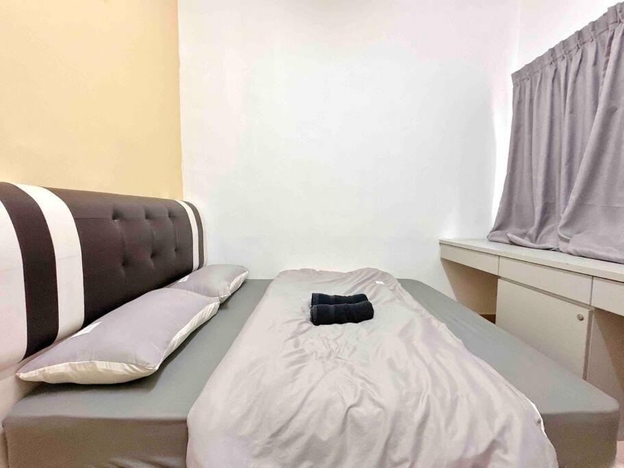 Taman Universiti Three Bedrooms 6-10pax Utm, *