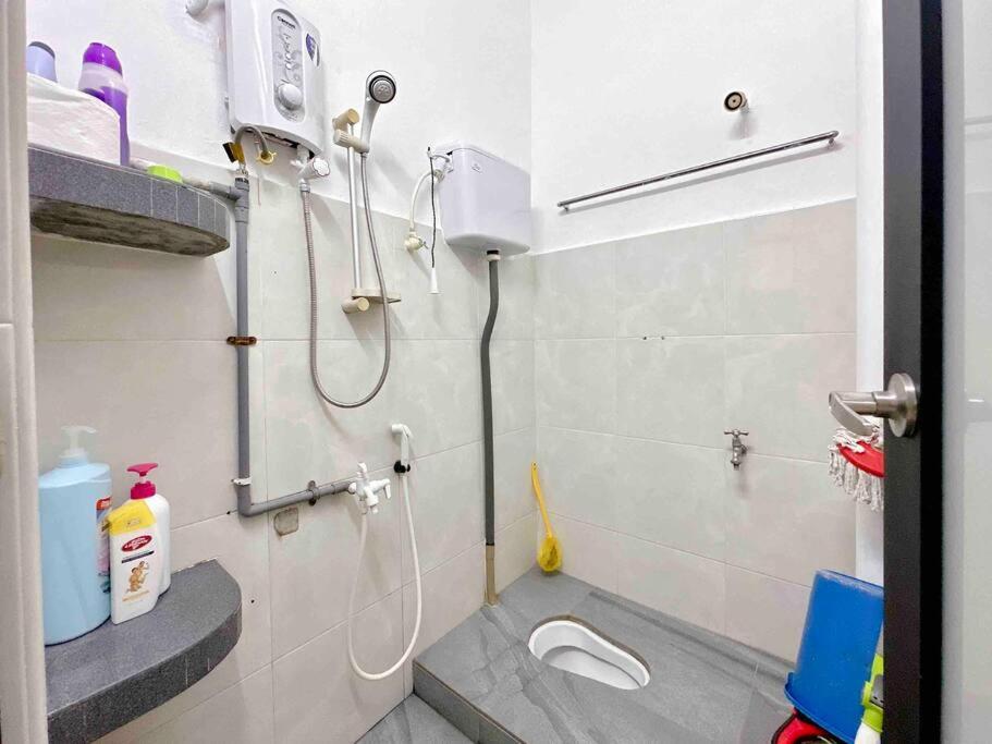 Taman Universiti Three Bedrooms 6-10pax Utm, Holiday home *