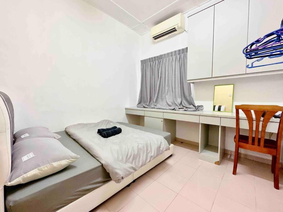 Taman Universiti Three Bedrooms 6-10pax Utm, Holiday home Skudai