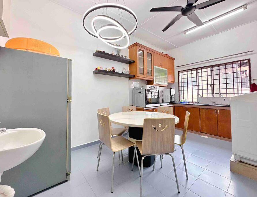 Holiday home Taman Universiti Three Bedrooms 6-10pax Utm, *
