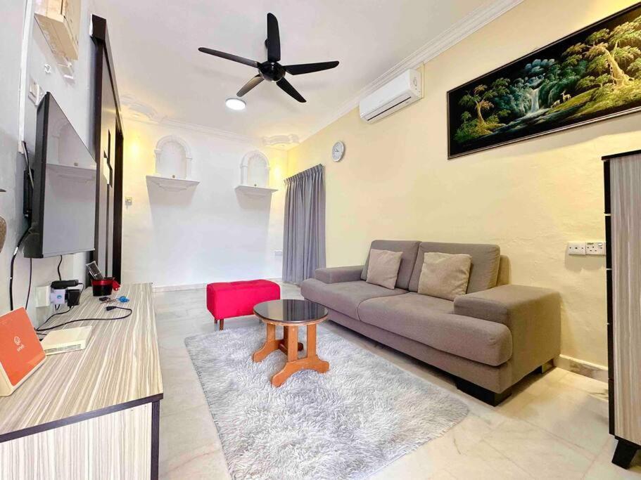 Holiday home Taman Universiti Three Bedrooms 6-10pax Utm, Skudai