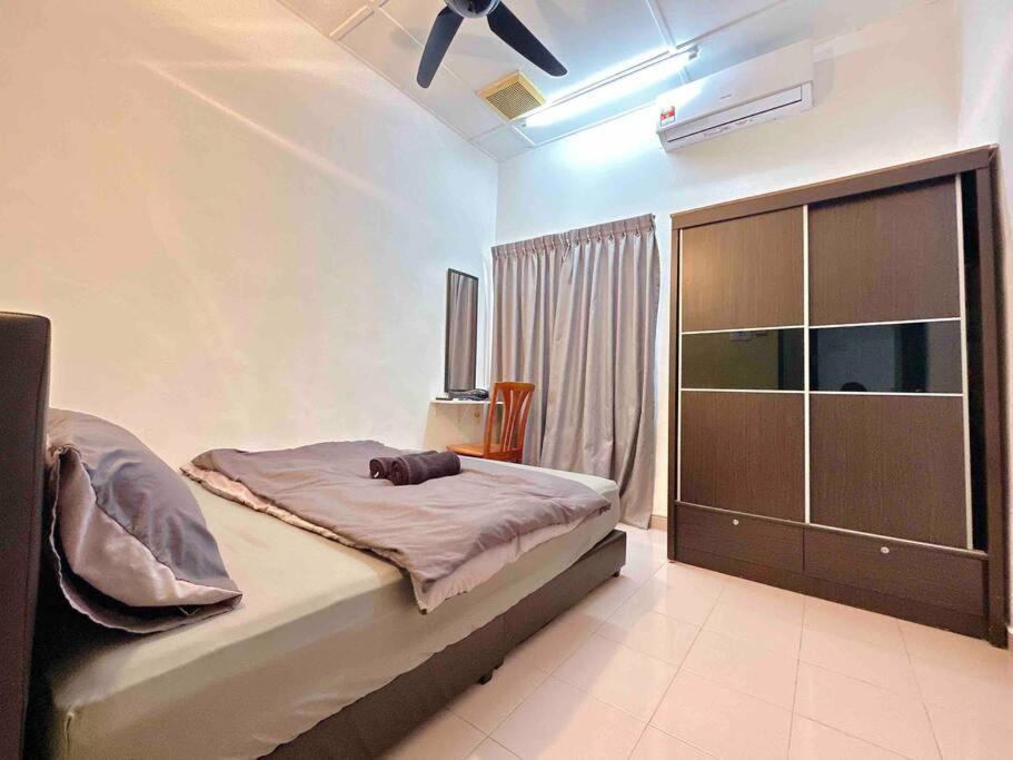 Taman Universiti Three Bedrooms 6-10pax Utm, * Skudai