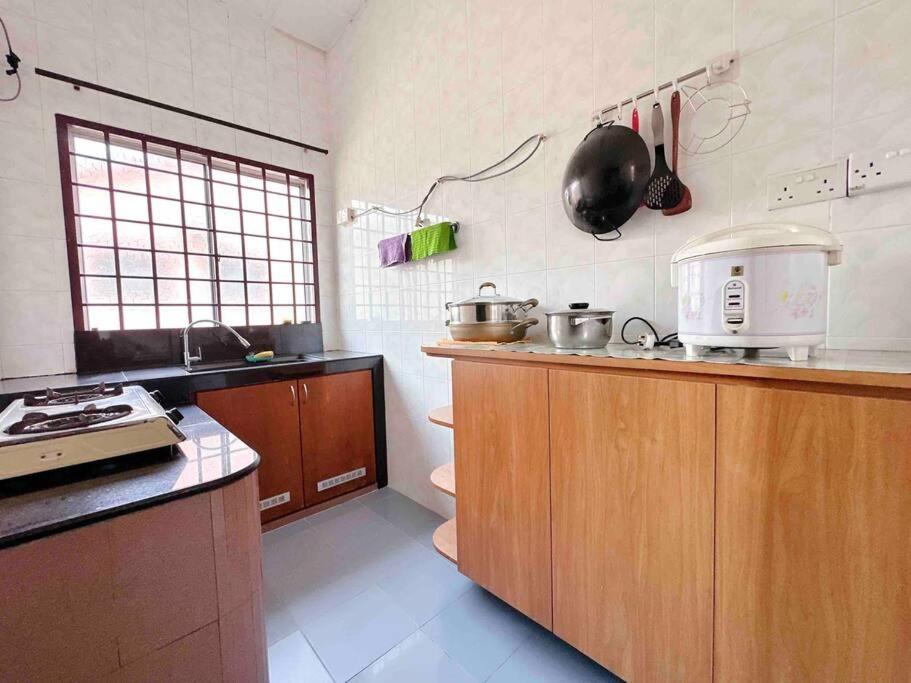Taman Universiti Three Bedrooms 6-10pax Utm, Skudai