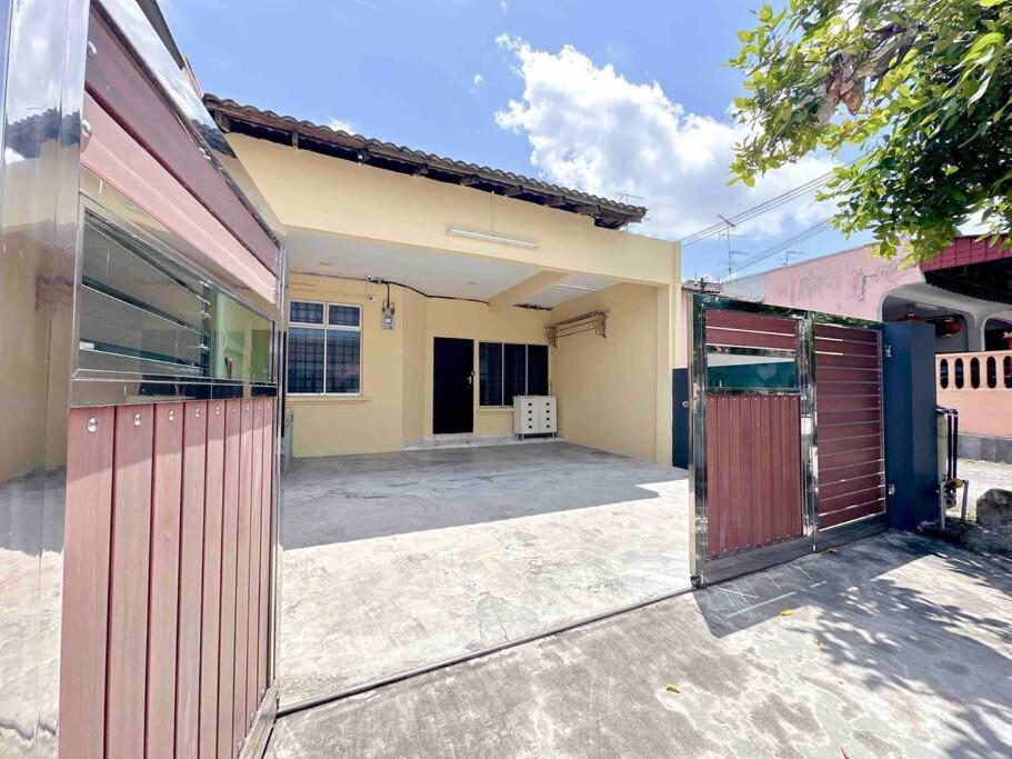 Holiday home Taman Universiti Three Bedrooms 6-10pax Utm,